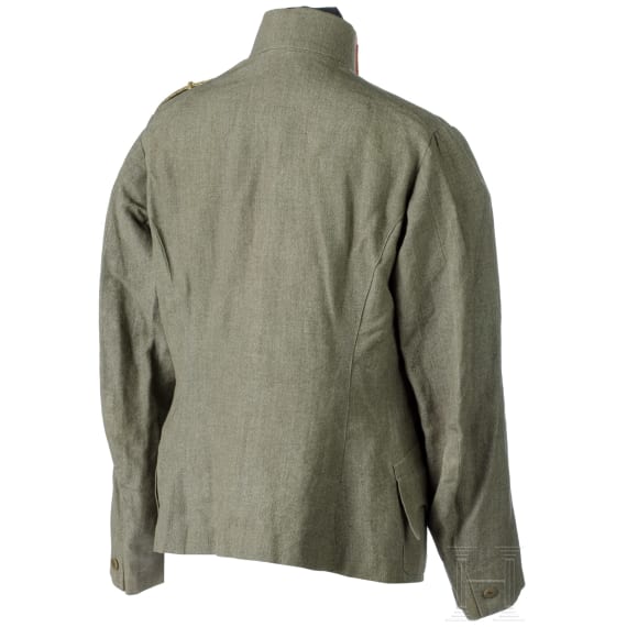 &Ouml;sterreich, zwei Uniformjacken f&uuml;r Offiziere (General und Hauptmann), 1. H&auml;lfte 20. Jahrhundert