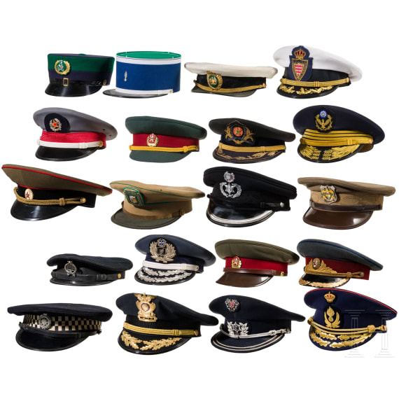 Konvolut 20 internationale Kopfbedeckungen etc., 20. Jhdt.