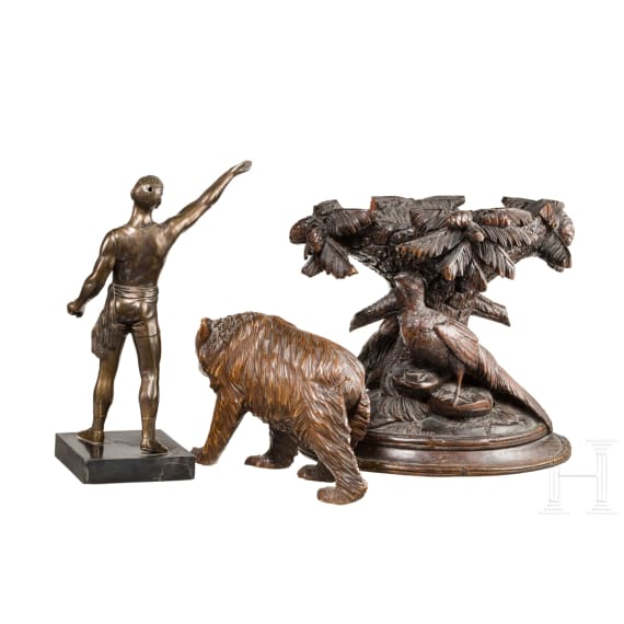 Bronzierte Figur eines Sportlers sowie zwei Holzschnitzereien Jagd, deutsch, Anfang 20. Jhdt.