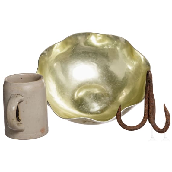 A beer mug "War Christmas 1915 Arras", a bowl "Zeppelin", a grappling hook