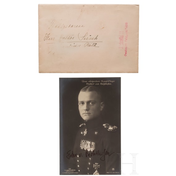Manfred Freiherr von Richthofen - eigenh&auml;ndig signierte Portraitpostkarte mit rs. "1.12.1917" datierten Gr&uuml;&szlig;en sowie adressiertem &Uuml;bersendungskuvert