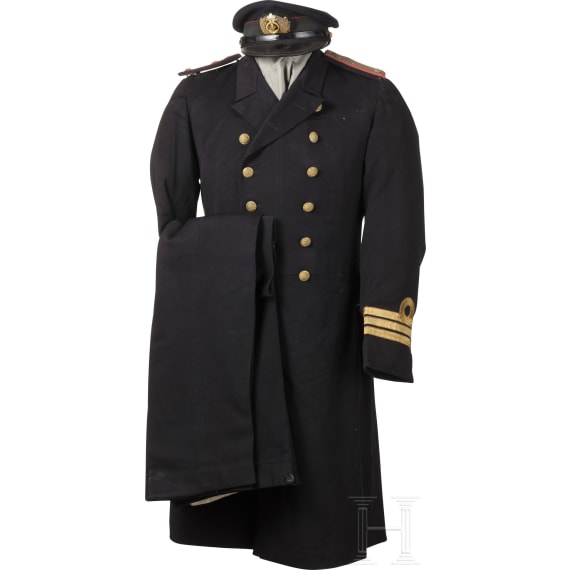 A uniform ensemble for a high-ranking doctor in the Imperial Japanese Navy in World War II