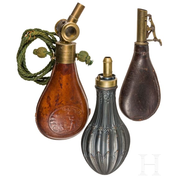 Zwei Pulverflaschen und ein Schrotbeutel, deutsch, 18./19. Jhdt.
