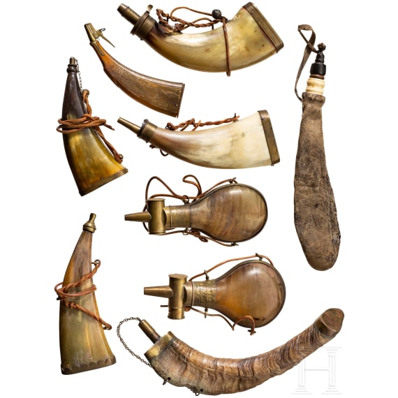 Acht Pulverflaschen und ein Schrotbeutel, deutsch, 18./19. Jhdt.
