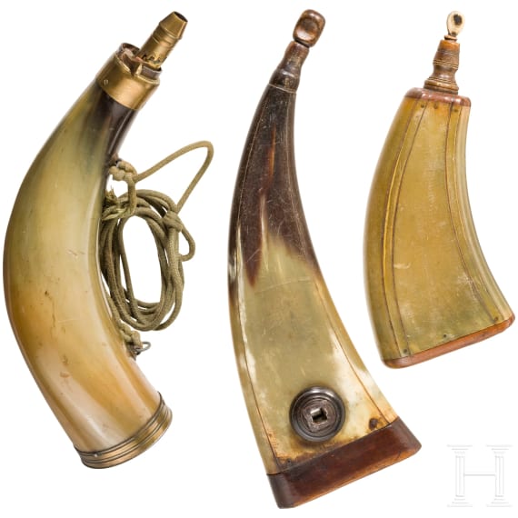 Zwei Pulverflaschen und ein Pulverhorn, deutsch, 18./19. Jhdt.