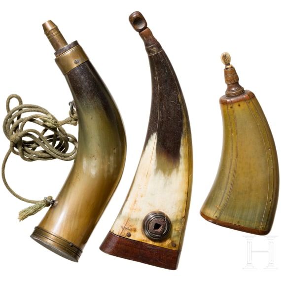 Zwei Pulverflaschen und ein Pulverhorn, deutsch, 18./19. Jhdt.