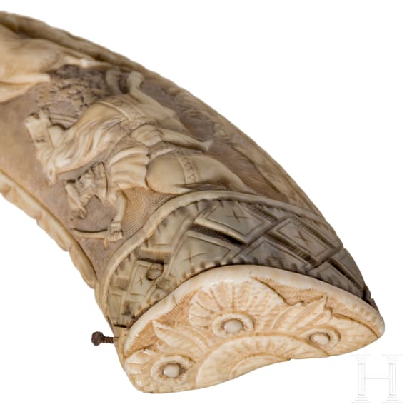 Geschnitzte Z&uuml;ndkrautflasche aus einem Eberzahn, Fl&auml;misch, um 1850