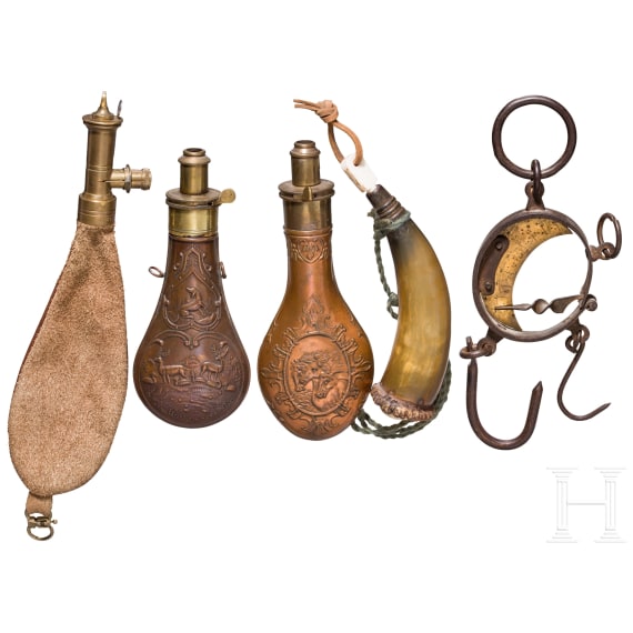 Kleine Sammlung Pulverflaschen und Zubeh&ouml;r, 19. Jhdt.