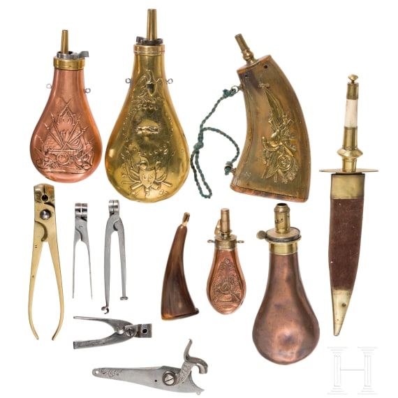 Sammlung Pulverh&ouml;rner und Ladeutensilien, 19.Jhdt.