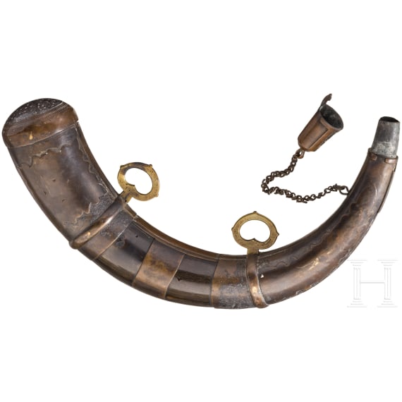 Messing- und silbermontiertes Pulverhorn, Marokko, 19. Jhdt.