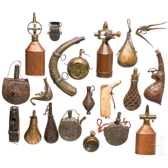 F&uuml;nfzehn Pulverflaschen und eine Schie&szlig;falle, europ&auml;isch/orientalisch, 19./20. Jhdt.