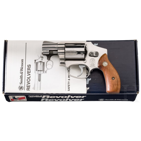 Smith & Wesson Mod. 640, "The .38 Centennial Stainless", im Karton
