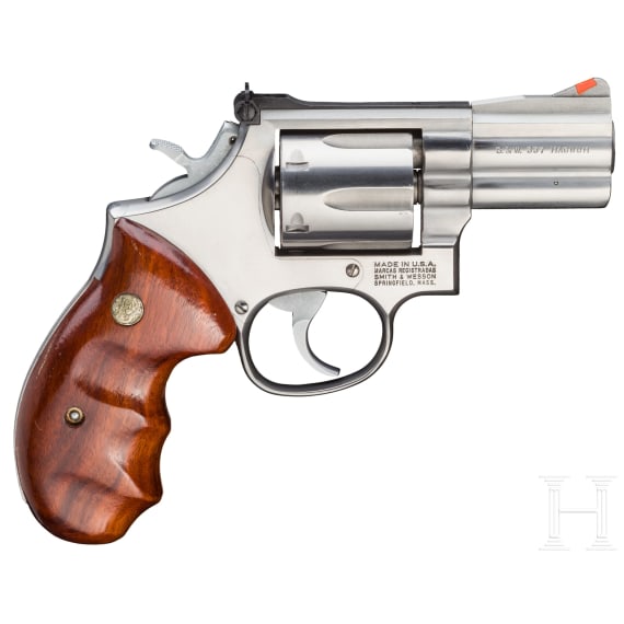 Smith & Wesson Mod. 686, "The .357 Distinguished Combat Magnum Stainless", im Karton