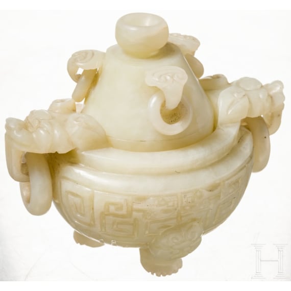 Eleven decorative Chinese objects including four jade bowls, 20th century