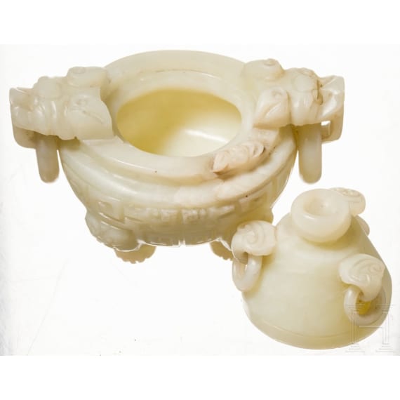 Eleven decorative Chinese objects including four jade bowls, 20th century