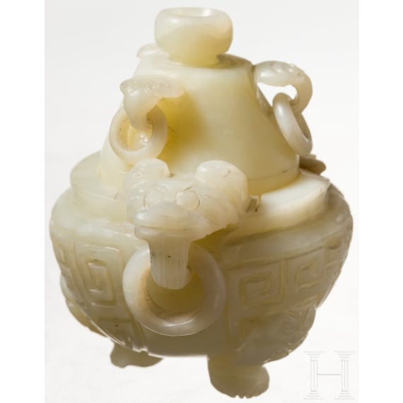 Eleven decorative Chinese objects including four jade bowls, 20th century