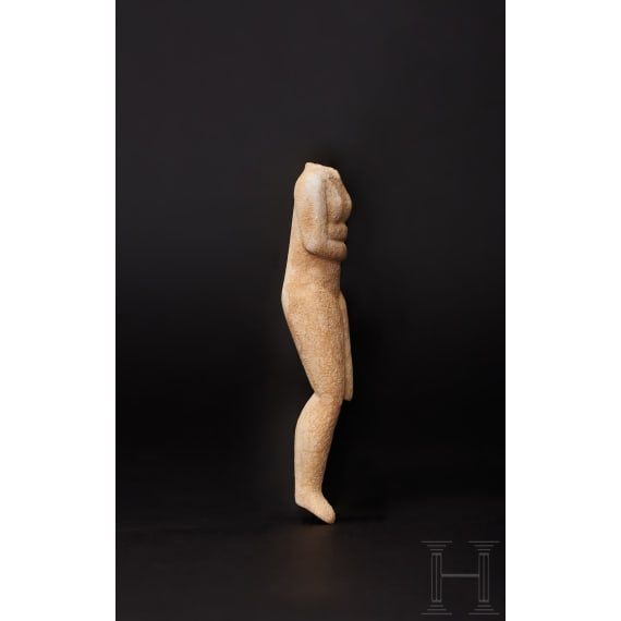 Weibliches Kykladenidol des Typs Kapsala aus Marmor, Griechenland, ca. Mitte 3. Jtsd. v. Chr.