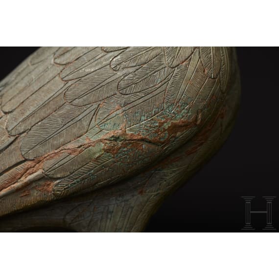 Bronzener Adler von ungewöhnlicher Größe und ausgesprochen feiner Ausarbeitung, griechisch, eventuell frühklassisch (frühes 5. Jhdt v. Chr.) oder späthellenistisch (1. Jhdt. v. – 1. Jhdt. n. Chr.)