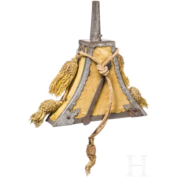 A large, deluxe German musketeer powder flask, circa 1600