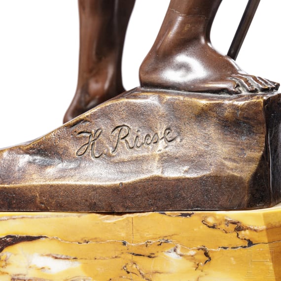 H. Riese - Bronzefigur eines Bogenspanners, 20. Jhdt.