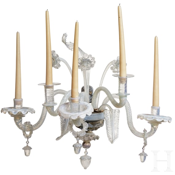 Glas-Applike, Italien/Murano, 19. Jhdt., dazu Satz von sieben kleinen Sockeln im Barock-Stil