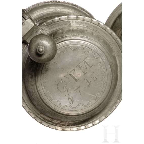 Zwei gravierte Walzenkr&uuml;ge aus Zinn, Bayern, datiert 1715 und 1720