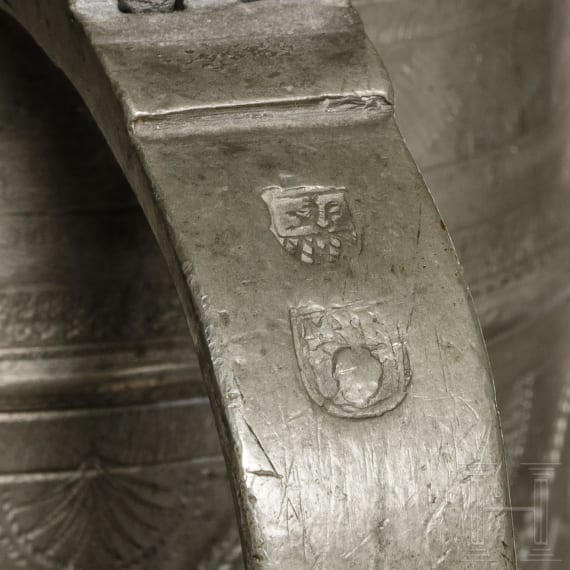 Zwei gravierte Walzenkr&uuml;ge aus Zinn, Bayern, datiert 1715 und 1720