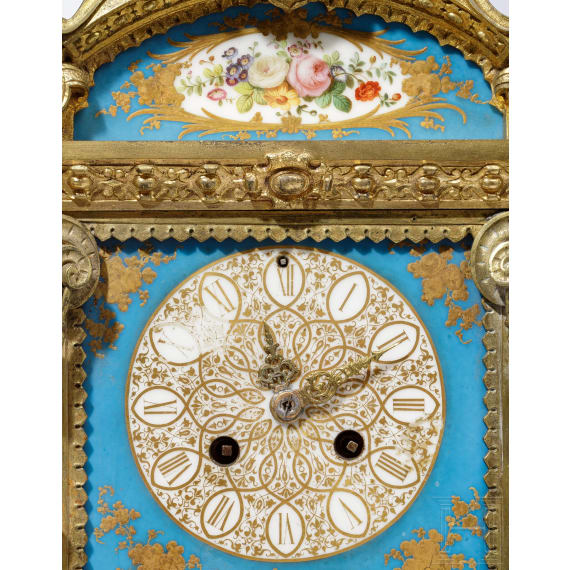 Bronze-Pendule mit S&egrave;vres-Porzellaneinlagen, Frankreich, 2. H&auml;lfte 19. Jhdt.