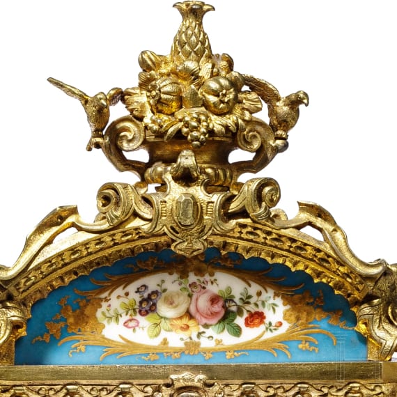 Bronze-Pendule mit S&egrave;vres-Porzellaneinlagen, Frankreich, 2. H&auml;lfte 19. Jhdt.