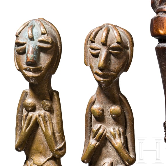 H&ouml;lzernes Besteck, zwei kleine Bronzefiguren, Afrika um 1900