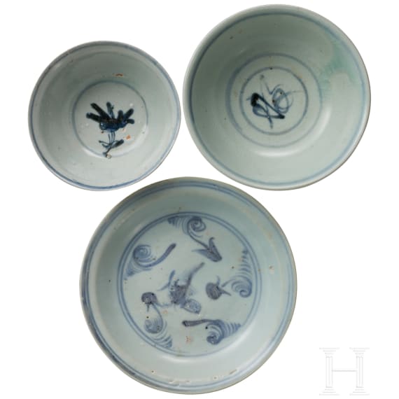 Zwei Schalen und ein Teller mit wei&szlig;-blauer Dekoration, China, 16. - 17. Jhdt.