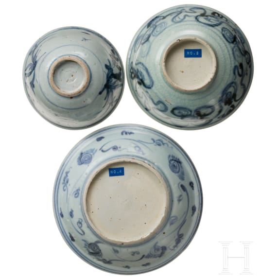 Zwei Schalen und ein Teller mit wei&szlig;-blauer Dekoration, China, 16. - 17. Jhdt.
