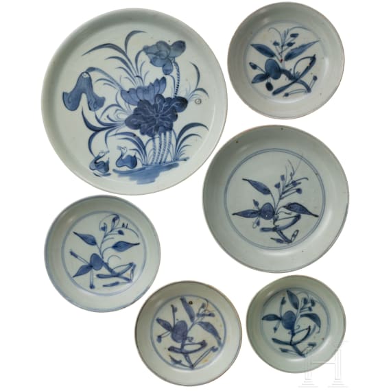 Ein Teller und f&uuml;nf Sch&auml;lchen mit wei&szlig;-blauer Dekoration, China, 16. - 17. Jhdt.