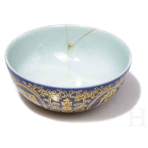 Blaugrundiges Teesch&auml;lchen mit Vergoldung und Qianlong-Sechszeichenmarke, China, 1736 - 1795