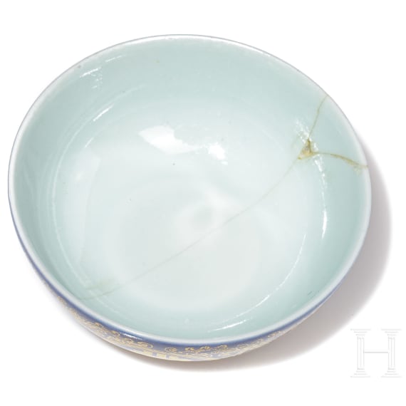 Blaugrundiges Teesch&auml;lchen mit Vergoldung und Qianlong-Sechszeichenmarke, China, 1736 - 1795