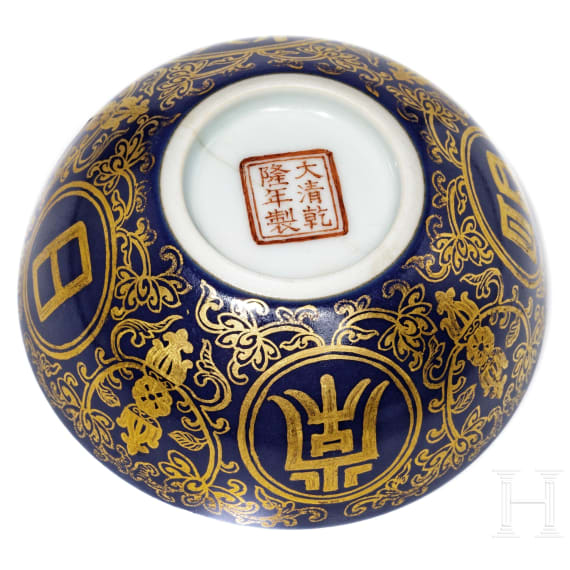 Blaugrundiges Teesch&auml;lchen mit Vergoldung und Qianlong-Sechszeichenmarke, China, 1736 - 1795