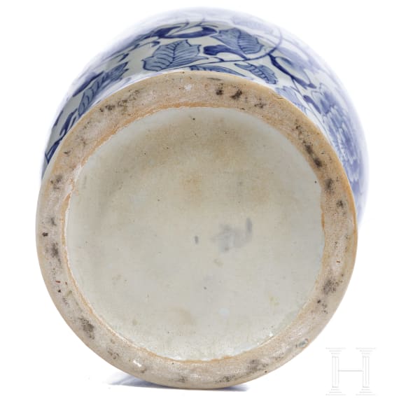 Bodenvase mit blau-wei&szlig;er Unterglasurmalerei, China, 19. - 20. Jhdt.