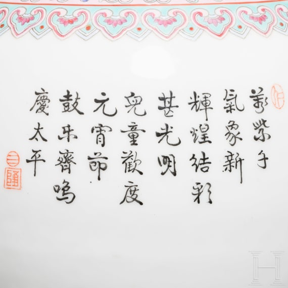 Ein Paar gemarkte Famille rose Vasen, China, um 1920