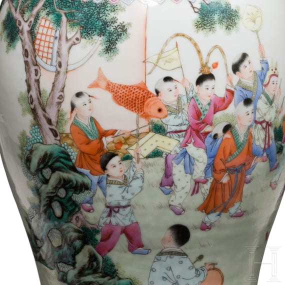 Ein Paar gemarkte Famille rose Vasen, China, um 1920