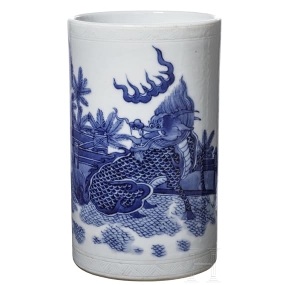 Wei&szlig;-blaue Vase mit Fo-Hund, China, um 1900 - 1920