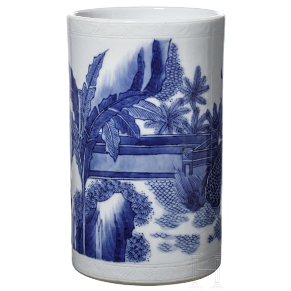 Wei&szlig;-blaue Vase mit Fo-Hund, China, um 1900 - 1920