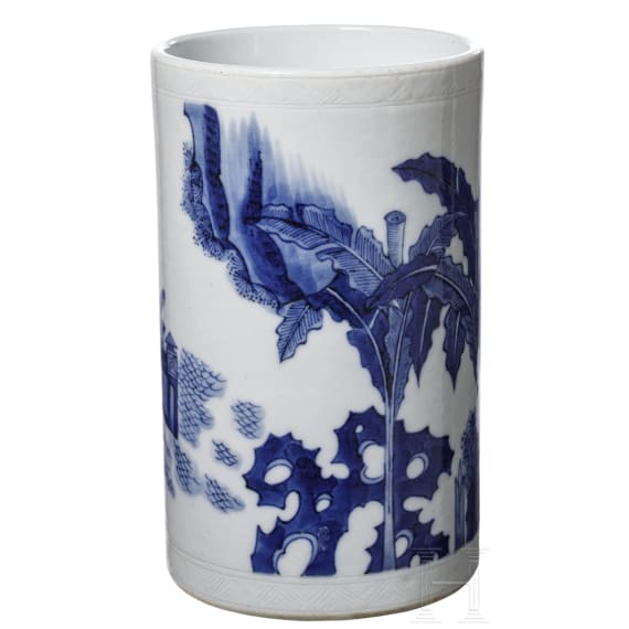 Wei&szlig;-blaue Vase mit Fo-Hund, China, um 1900 - 1920
