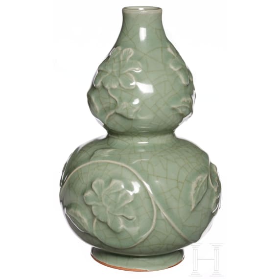 Eine reliefdekorierte Longquan Doppelk&uuml;rbisvase, China, 20. Jhdt.
