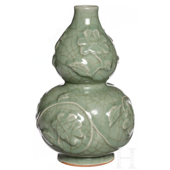 Eine reliefdekorierte Longquan Doppelk&uuml;rbisvase, China, 20. Jhdt.