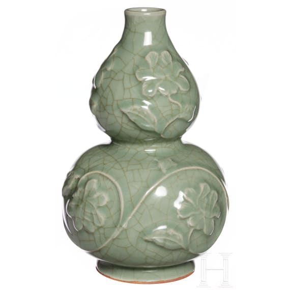 Eine reliefdekorierte Longquan Doppelk&uuml;rbisvase, China, 20. Jhdt.
