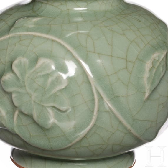 Eine reliefdekorierte Longquan Doppelk&uuml;rbisvase, China, 20. Jhdt.