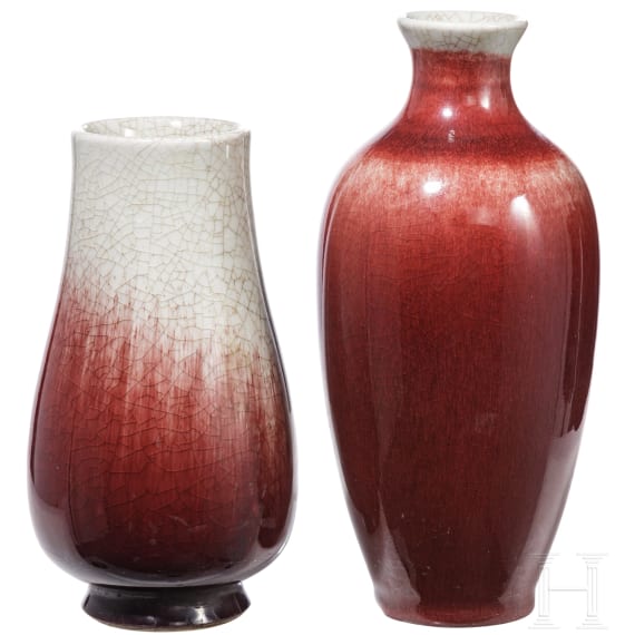 Zwei r&ouml;tlich glasierte Vasen, China, 20. Jhdt.