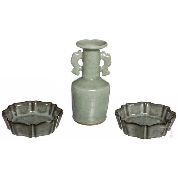 Ein Paar Longquan Sch&auml;lchen und eine kleine Longquan "Mallet" Vase, China, 20. Jhdt.