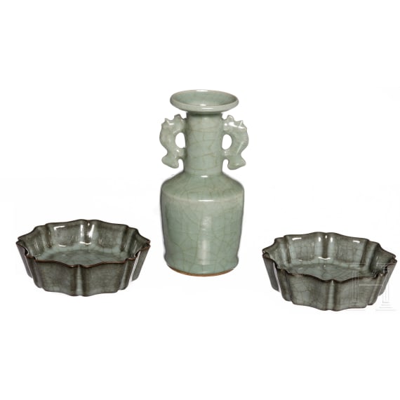 Ein Paar Longquan Sch&auml;lchen und eine kleine Longquan "Mallet" Vase, China, 20. Jhdt.