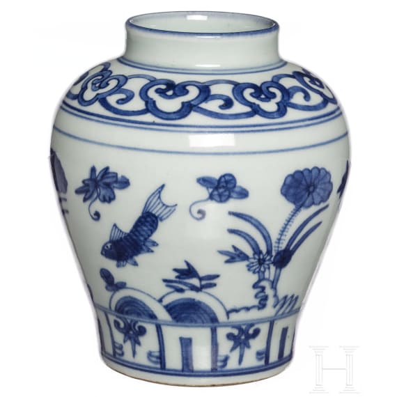 Kleine blau-wei&szlig;e Vase, China, sp&auml;te Qing-Dynastie, fr&uuml;he Republik